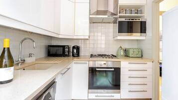 Een magnetron, een oven, een kookplaat, een vaatwasser