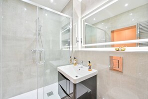 Shower, hair dryer, bidet, towels