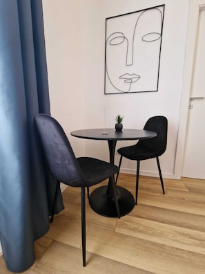 Kolmen hengen huone | Työpöytä, kannettavalle tietokoneelle sopiva työtila, ilmainen Wi-Fi