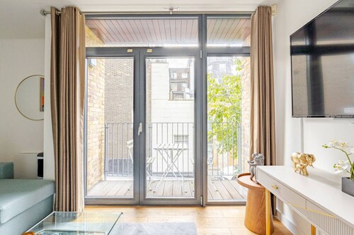 Tranquil 3 Bed Townhouse in Central Marylebone with Private Entrance