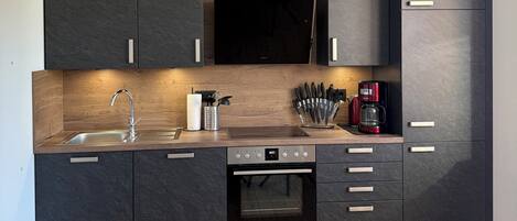 Fridge, oven, stovetop, dishwasher