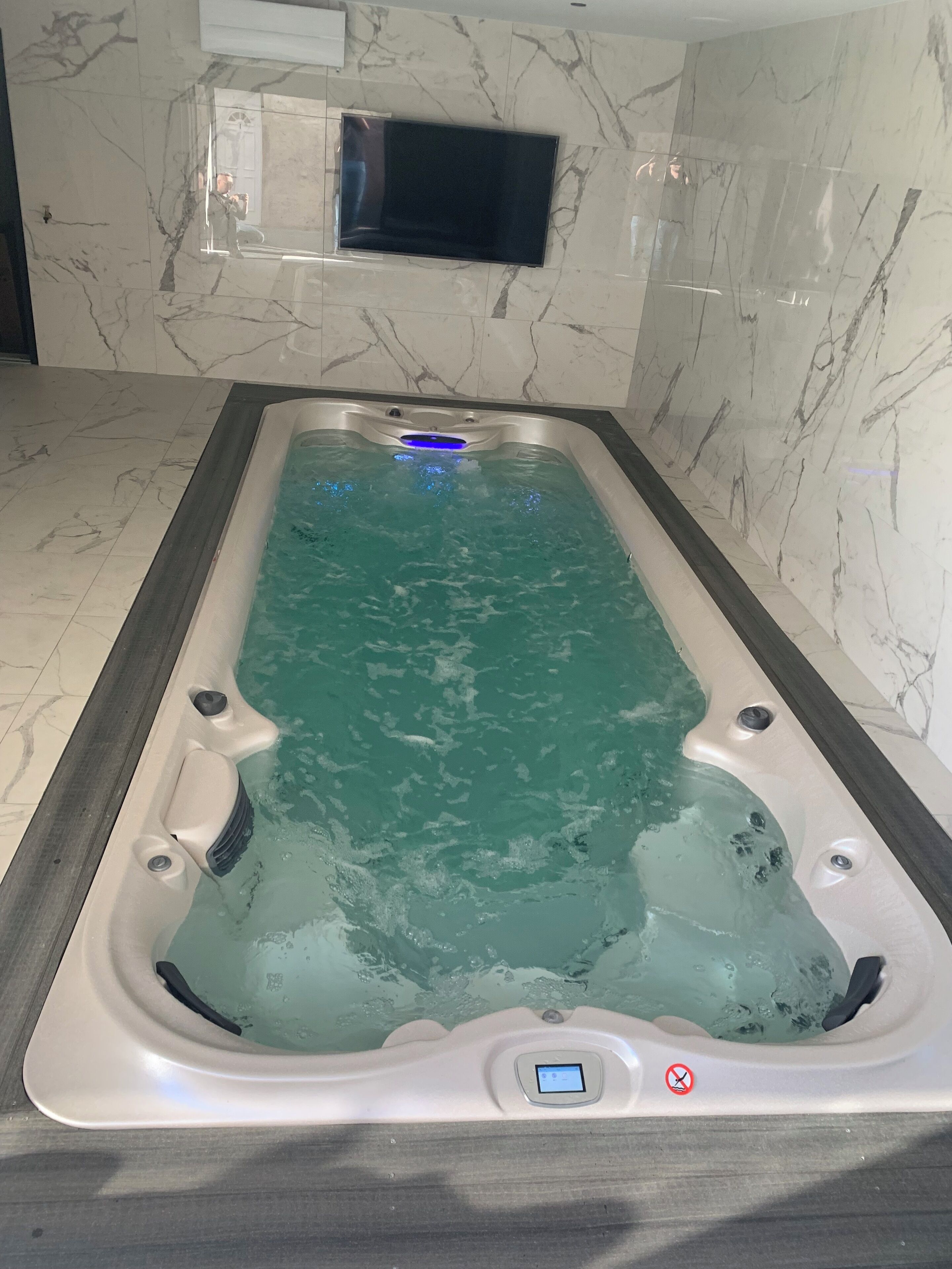 Indoor spa tub
