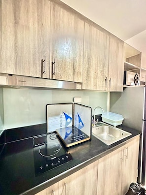 Fridge, microwave, stovetop, electric kettle
