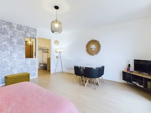 1 bedroom, bed sheets