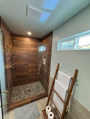 Hair dryer, towels, soap, toilet paper - NEWLY Built, Private studio w/separate entrance (San Diego)