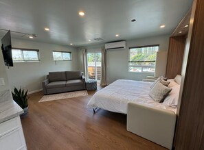 1 bedroom, iron/ironing board, WiFi, bed sheets - NEWLY Built, Private studio w/separate entrance (San Diego)