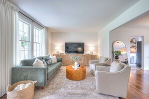 Smart TV - Designer 1930s Cottage in East Nashville w/Luxe Furnishings, Porch Swing, Garage (Nashville)