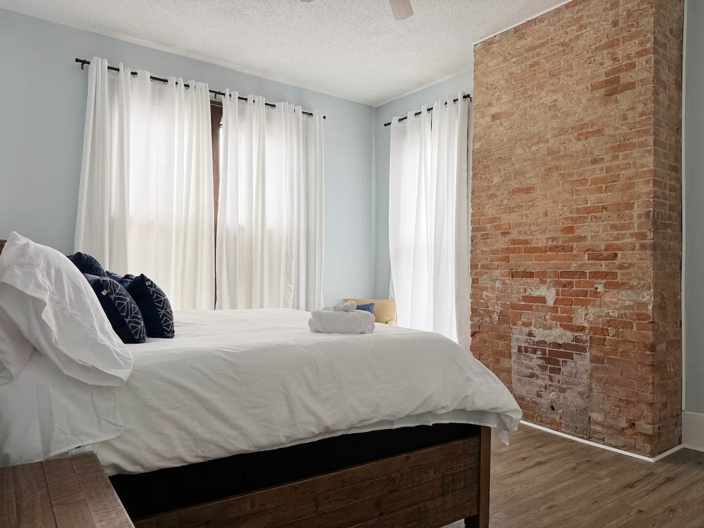 2 dormitorios, escritorio, tabla de planchar con plancha y wifi