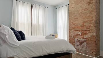 2 bedrooms, desk, iron/ironing board, WiFi