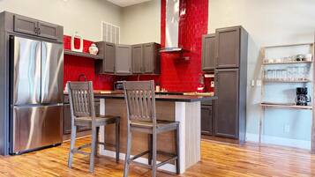 Fridge, oven, stovetop, dishwasher