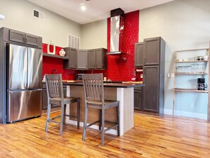 Fridge, oven, stovetop, dishwasher