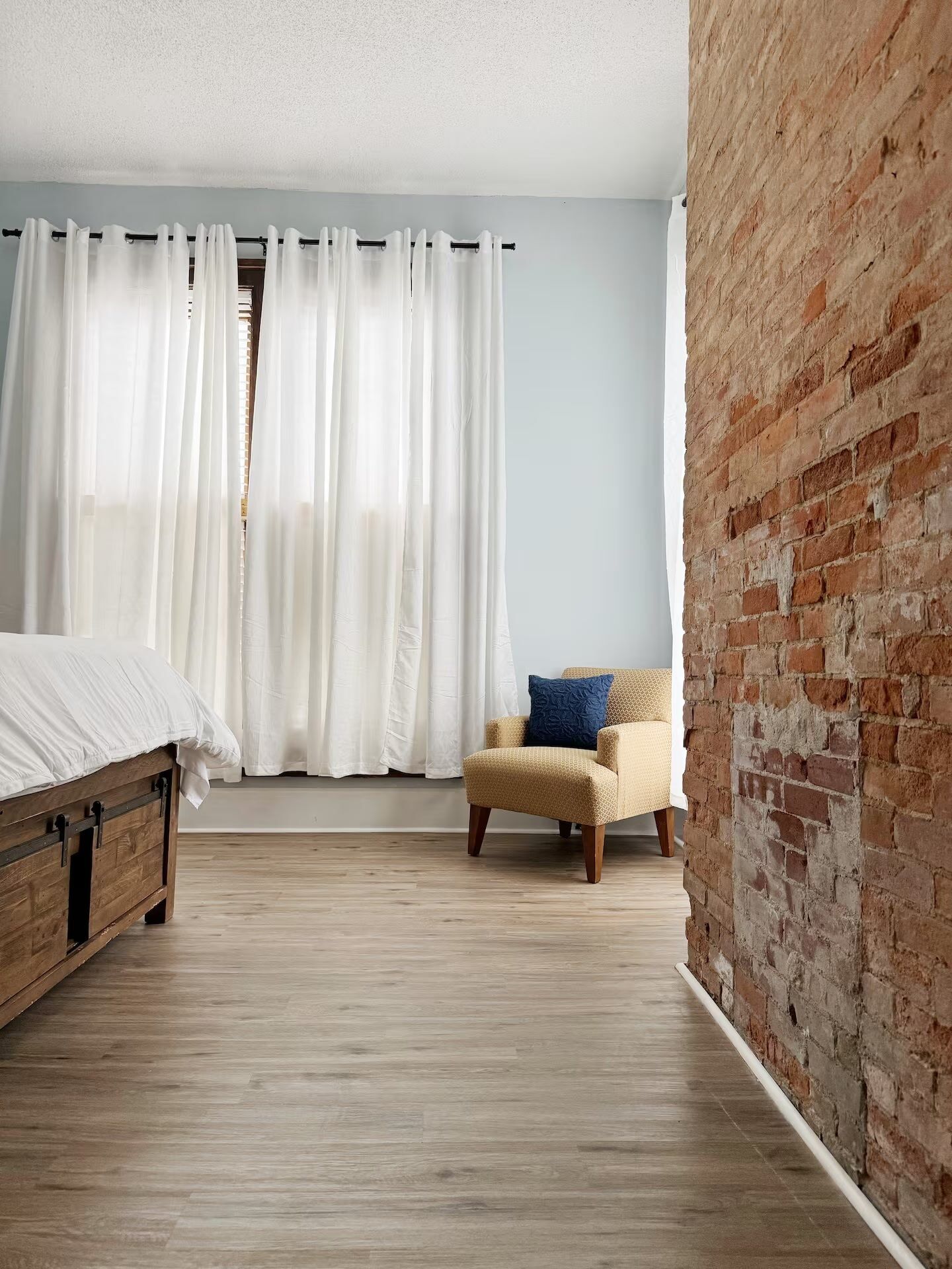 2 bedrooms, desk, iron/ironing board, WiFi