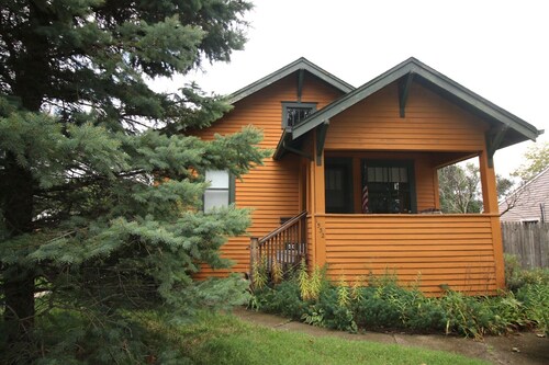 Soothing bungalow with ping pong in charming Ames