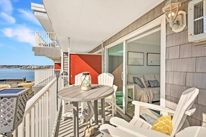 Outdoor dining - Couple's Corner — 2 Blocks to Boardwalk - Panoramic Views of Assateague Island (Ocean City)