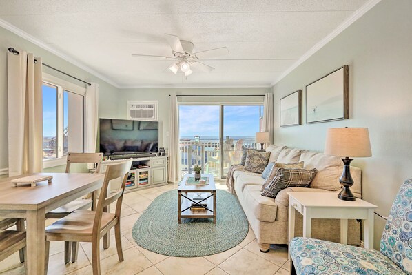 Smart TV, video games, DVD player, books - Couple's Corner — 2 Blocks to Boardwalk - Panoramic Views of Assateague Island (Ocean City)