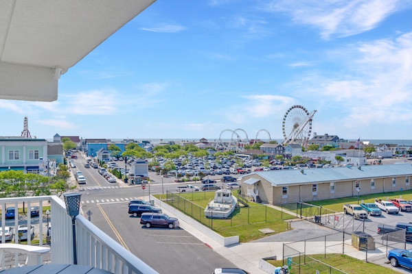 1BR | 1.5BA | Step-Free Access | 558 Sq Ft | Elevator | Private Entrance