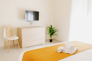 Iron/ironing board, Internet, bed sheets