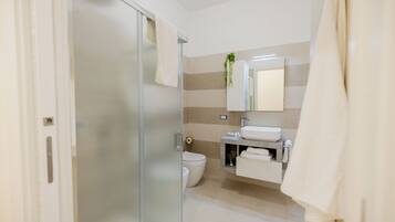 Asciugacapelli, asciugamani, sapone, carta igienica