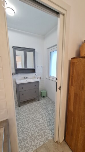 Douche, sèche-cheveux, serviettes fournies