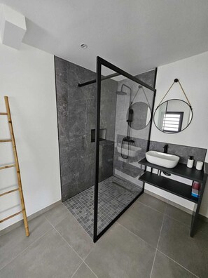 Shower, hair dryer, towels, soap - Apartment Joly brise 1 in Terre Sainte near small beach/CHU (Saint-Pierre)