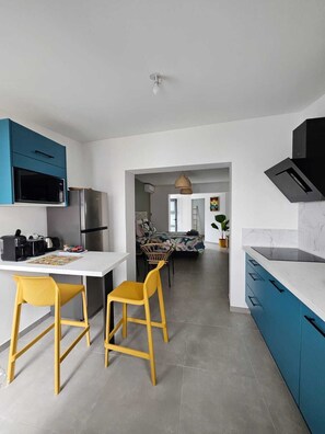 Microwave, oven, stovetop - Apartment Joly brise 1 in Terre Sainte near small beach/CHU (Saint-Pierre)