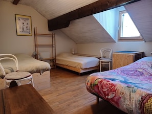 3 bedrooms, desk, free WiFi, bed sheets