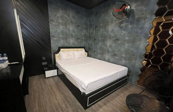 Superior Double Room Single Use | Desk, blackout drapes, soundproofing, iron/ironing board