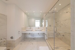 Classic Apartment | Bathroom