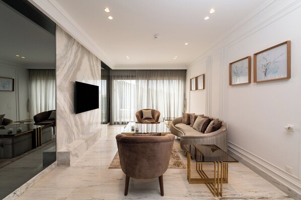 クラシック アパートメント | リビング エリア | 薄型テレビ