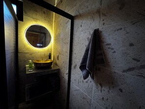 Shower, towels, soap, toilet paper - Cabin in Mazamitla, Mexico (Mazamitla)