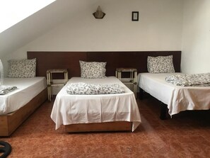 Desk, free WiFi - Hostel Benformoso (Lisbon)