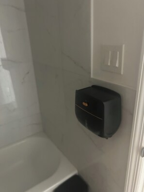 Interior - Spacious 3-bedroom apartment in welcoming Queens with AC (Queens)