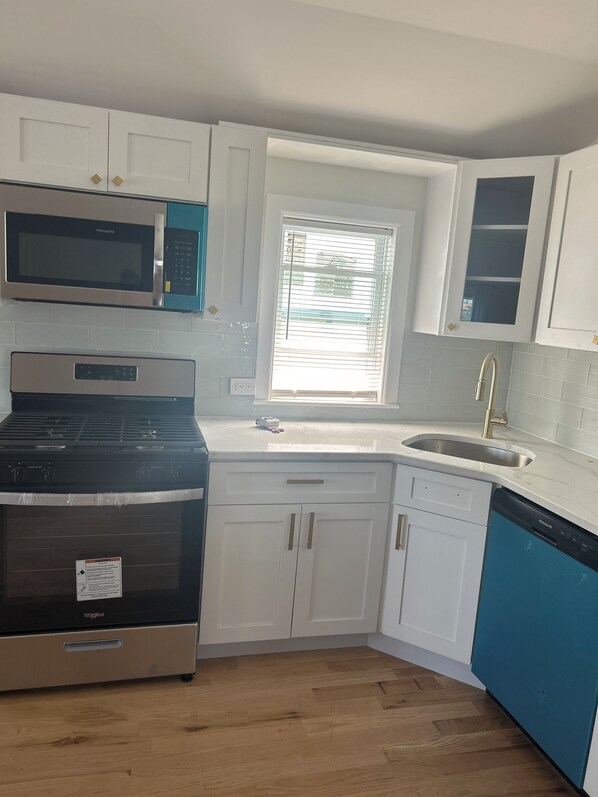 Private kitchen - Spacious 3-bedroom apartment in welcoming Queens with AC (Queens)