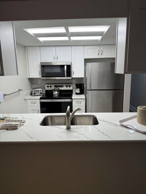 Microondas, horno, placa de cocina y lavavajillas