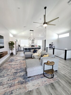 TV - Modern 4BR Retreat - Pool, Elevator - Walk to Beach (Indian Rocks Beach)