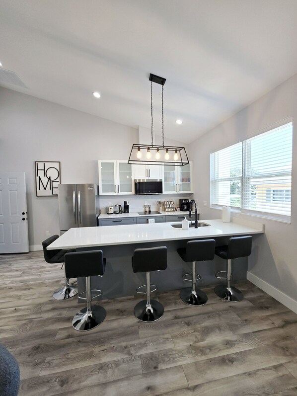 Kühlschrank, Mikrowelle, Herdplatte, Geschirrspüler