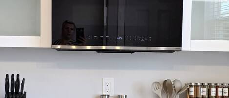 Kühlschrank, Mikrowelle, Herdplatte, Geschirrspüler