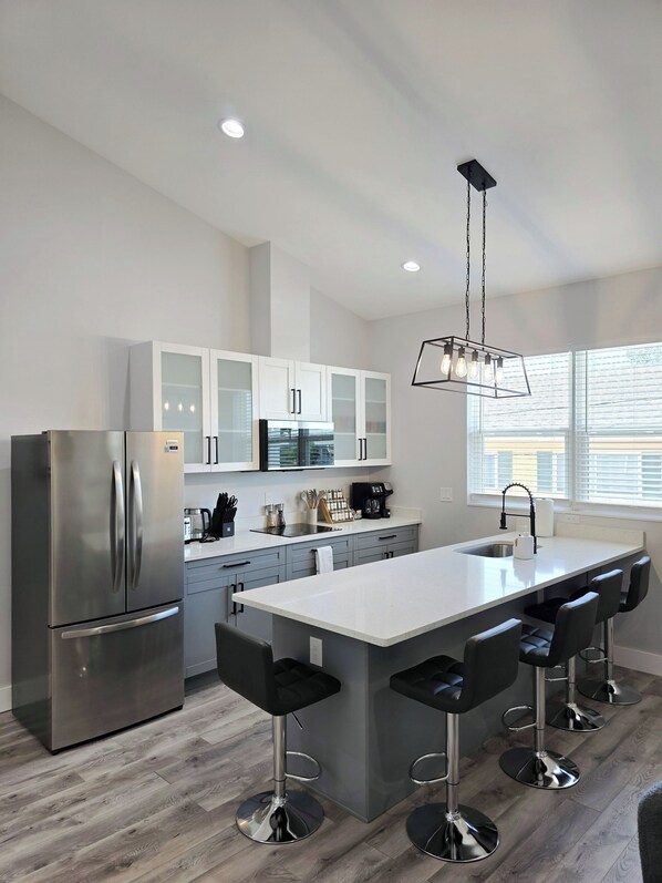 Fridge, microwave, stovetop, dishwasher