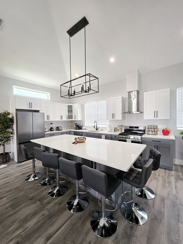 Refrigerador, microondas, horno, placa de cocina