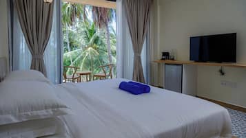 Deluxe Double Room, Balcony, Sea View | Peti besi dalam bilik, seterika/papan seterika, Wi-fi percuma