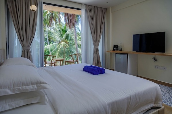 Deluxe Double Room, Balcony, Sea View | In-room safe, iron/ironing board, free WiFi