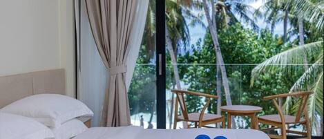 Caja de seguridad en la habitación y tabla de planchar con plancha