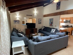 Smart TV y chimenea 