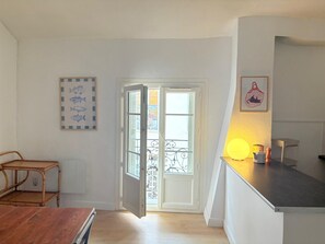 Interior - Furnished, air-conditioned apartment in a pedestrian street in the heart of the city. (Perpignan)