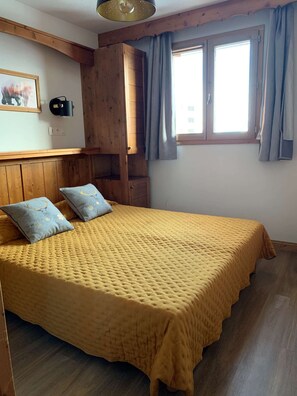 2 bedrooms, iron/ironing board, bed sheets