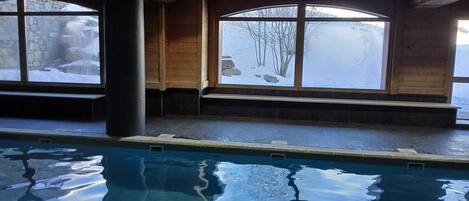 من حمّامات السباحة المغطاة، حمّام سباحة مُدفَّأ