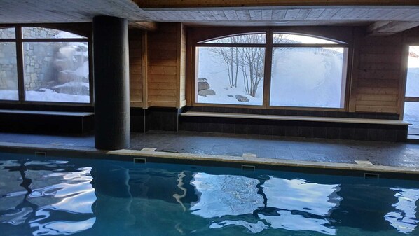 Alberca techada y alberca climatizada