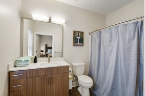 Toallas, jabón, papel de baño 