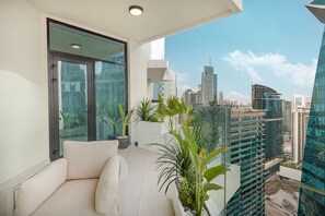 Terrace/patio - Moon Stays | High Floor | 2BR Missoni Stay (Dubai)