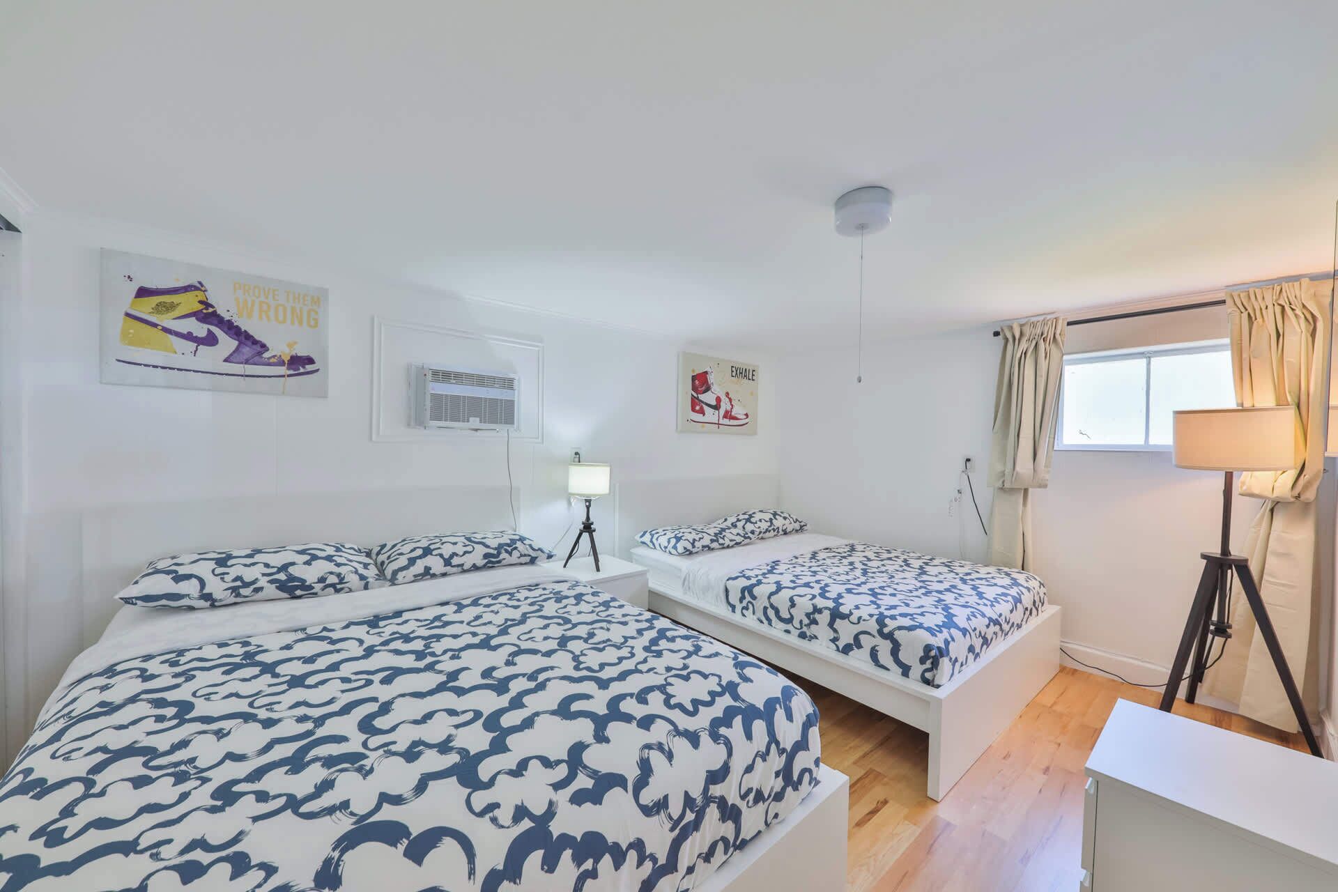 5 soverom, skrivebord, strykejern/-brett og reiseseng for barn